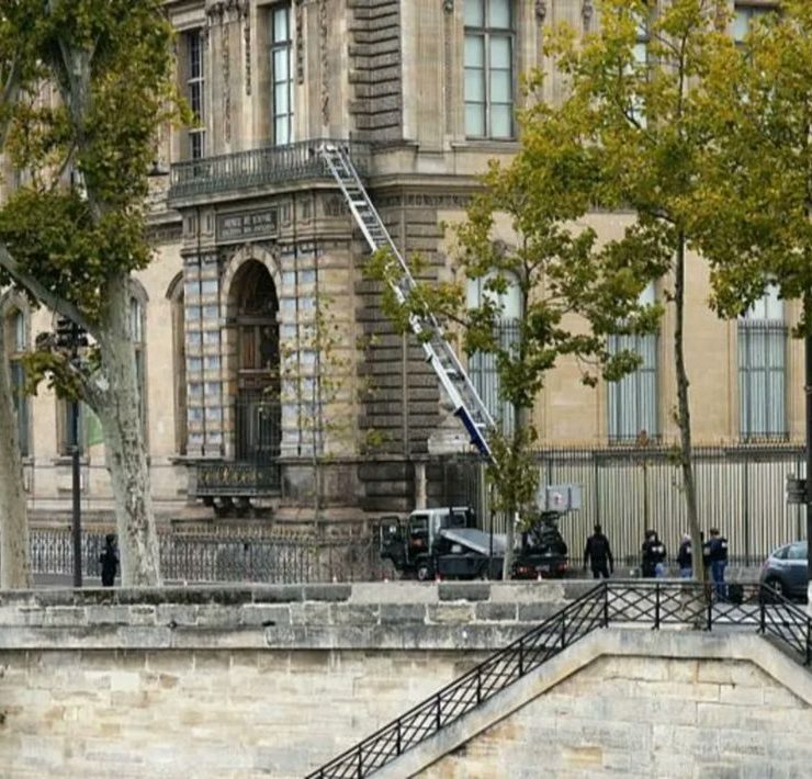 Daylight Heist: Thieves Steal €88 Million Crown Jewels From the Louvre