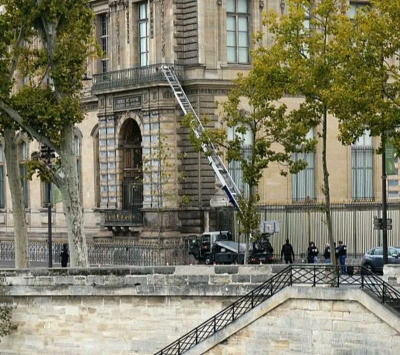 Daylight Heist: Thieves Steal €88 Million Crown Jewels From the Louvre