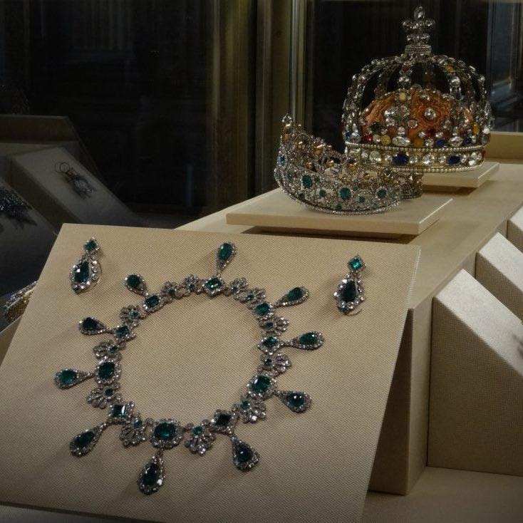 Daylight Heist: Thieves Steal €88 Million Crown Jewels From the Louvre